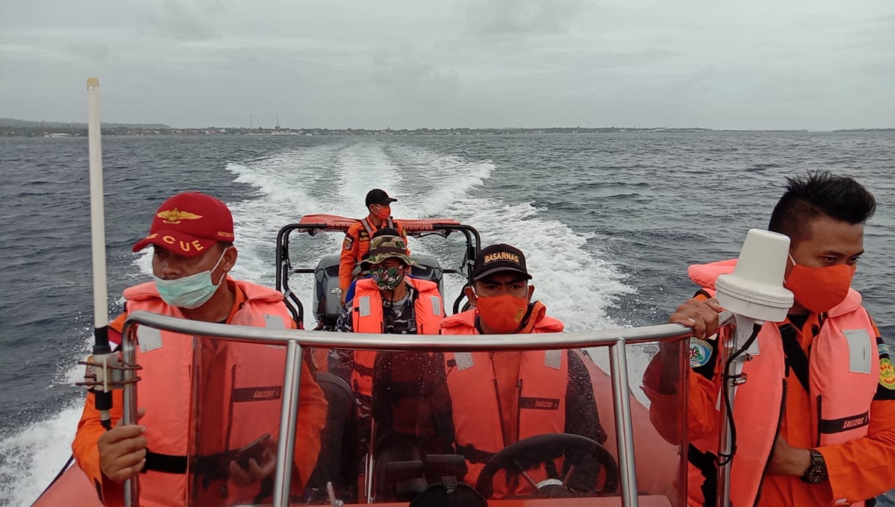 Kapal Dihantam Ombak, Lima Orang Terombang Ambing di Laut Buton