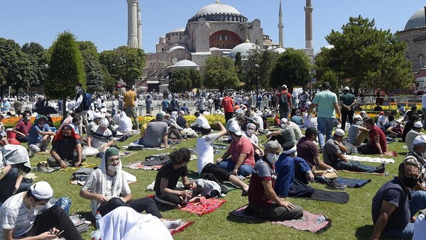 Resmi Jadi Masjid, Hagia Sophia Dipenuhi Lautan Jemaah Salat Jumat