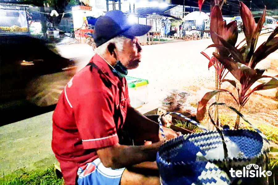 Cerita Kakek Penjual Jambu Mete di Trotoar Jalan Kampus UHO