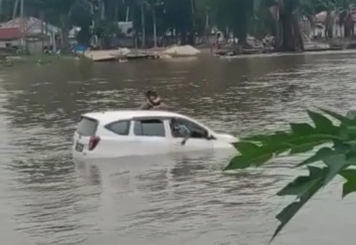 Mobil Terjun ke Sungai di Konawe, 3 Penumpang Belum Ditemukan