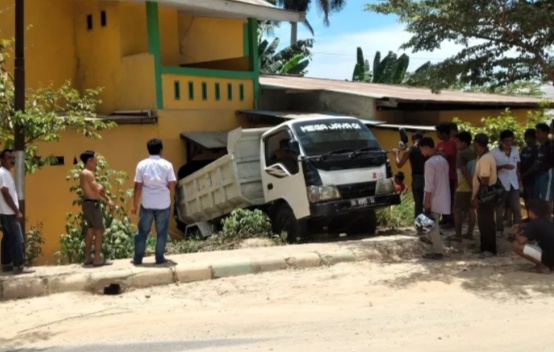 Akibat Rem Blong, Mobil Bermuatan Pasir di Kolaka Hantam Rumah Warga