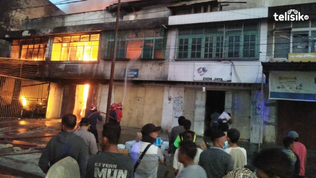 Api Tak Kunjung Padam, Pedagang Pasar Sentral Kota Lama Panik