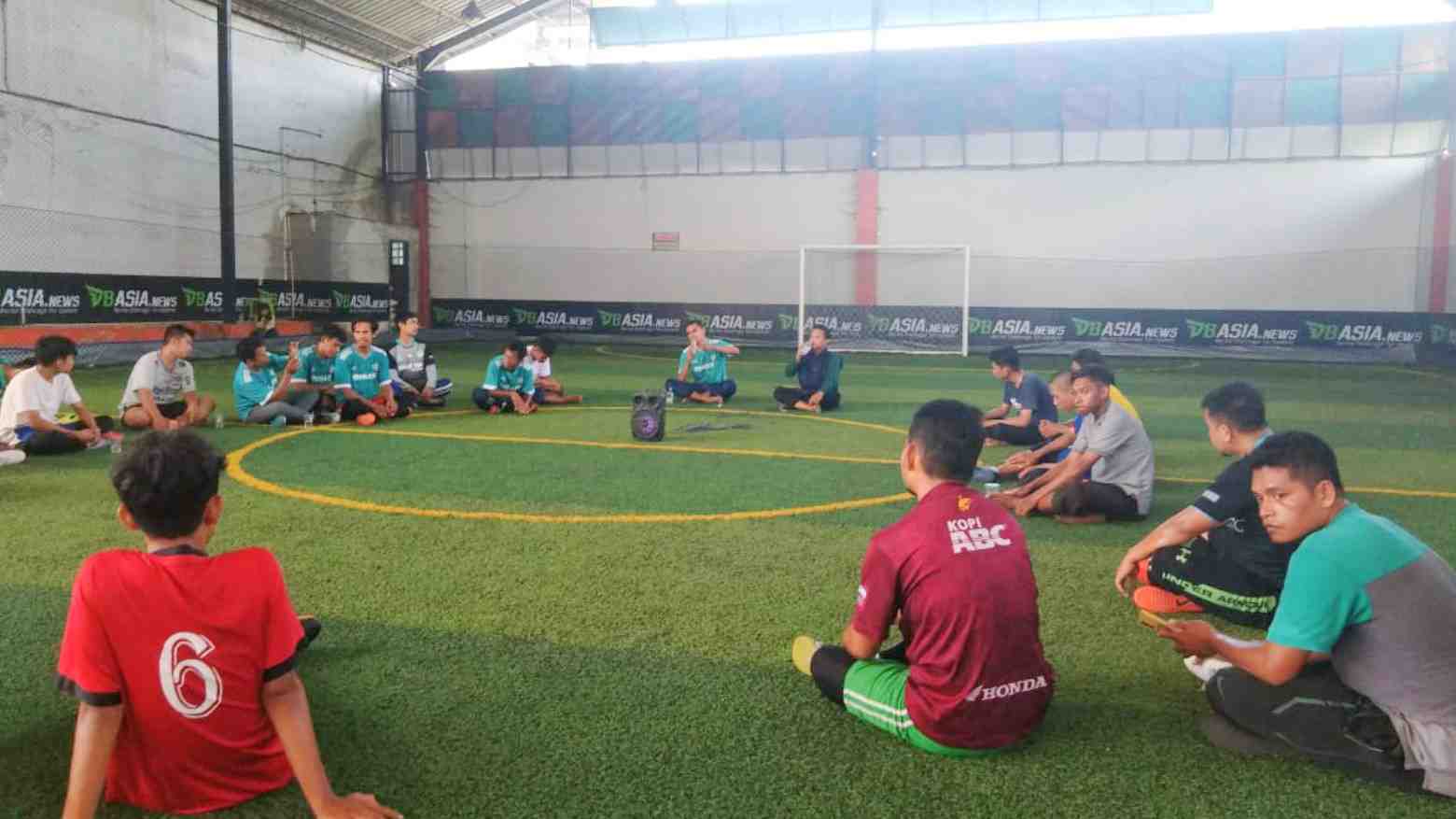 Unik, Puluhan Anak Muda Gandrungi Kajian Islam di Lapangan Futsal