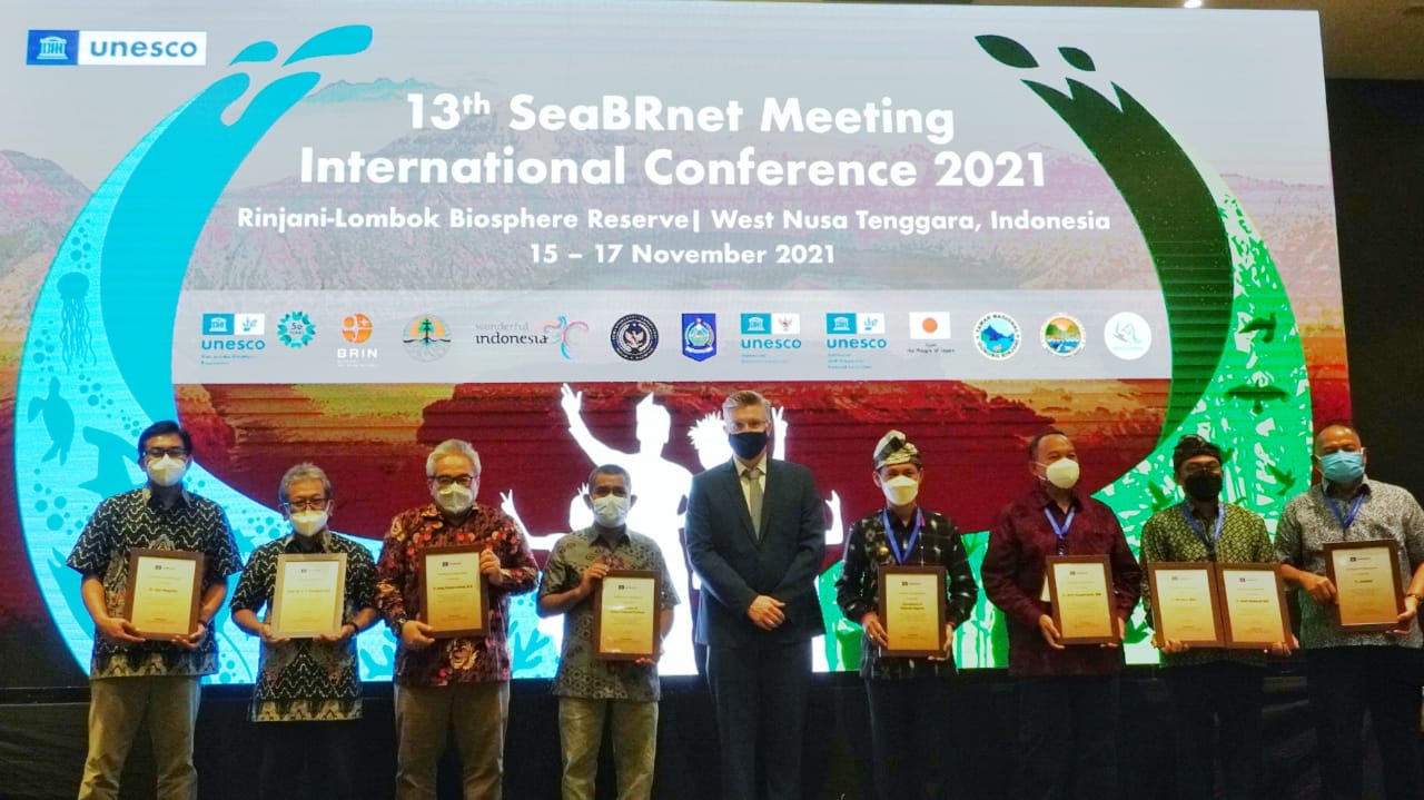 Bupati Wakatobi Terima Penghargaan dari UNESCO di Konferensi Internasional SeaBRnet