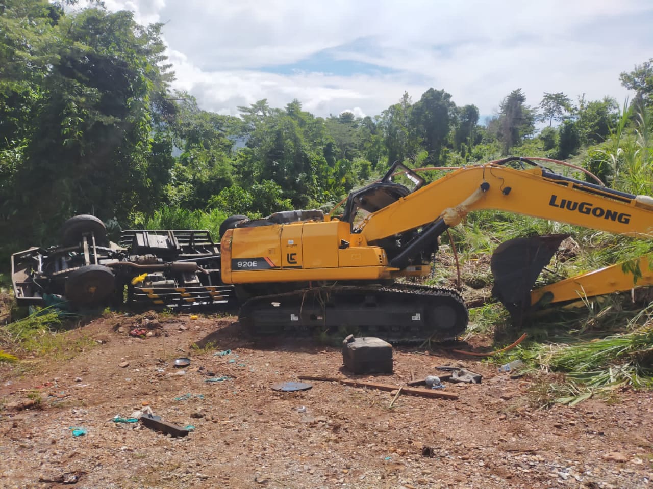 Diduga Rem Blong, Mobil Bermuatan Eksavator Terbalik di Tepi Jalan