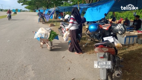 Pemda Kolut Diprotes, Pedagang Ikan Kosongkan Pasar dan Berjualan di Tepi Jalan 