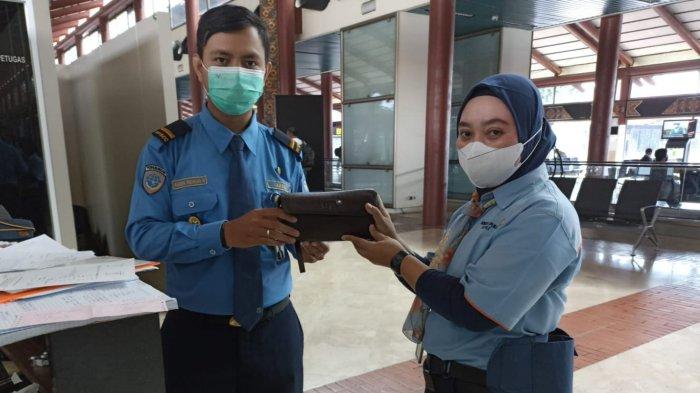 Viral: Cleaning Service Kembalikan Cek Rp 35,5 Miliar yang Ditemukan di Bandara Soetta