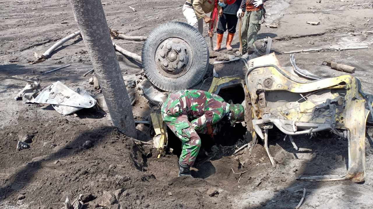 Akses Jalan Tertutup Pasir dan Tanah, SAR Temukan 4 Mayat Korban Letusan Semeru