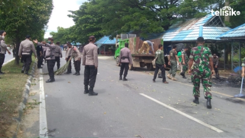 Aparat Gabungan TNI-Polri Lakukan Pembersihan Pasca Kerusuhan