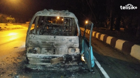 Bentrok di Kendari, Mobil Angkot dan 5 Motor Hangus Terbakar
