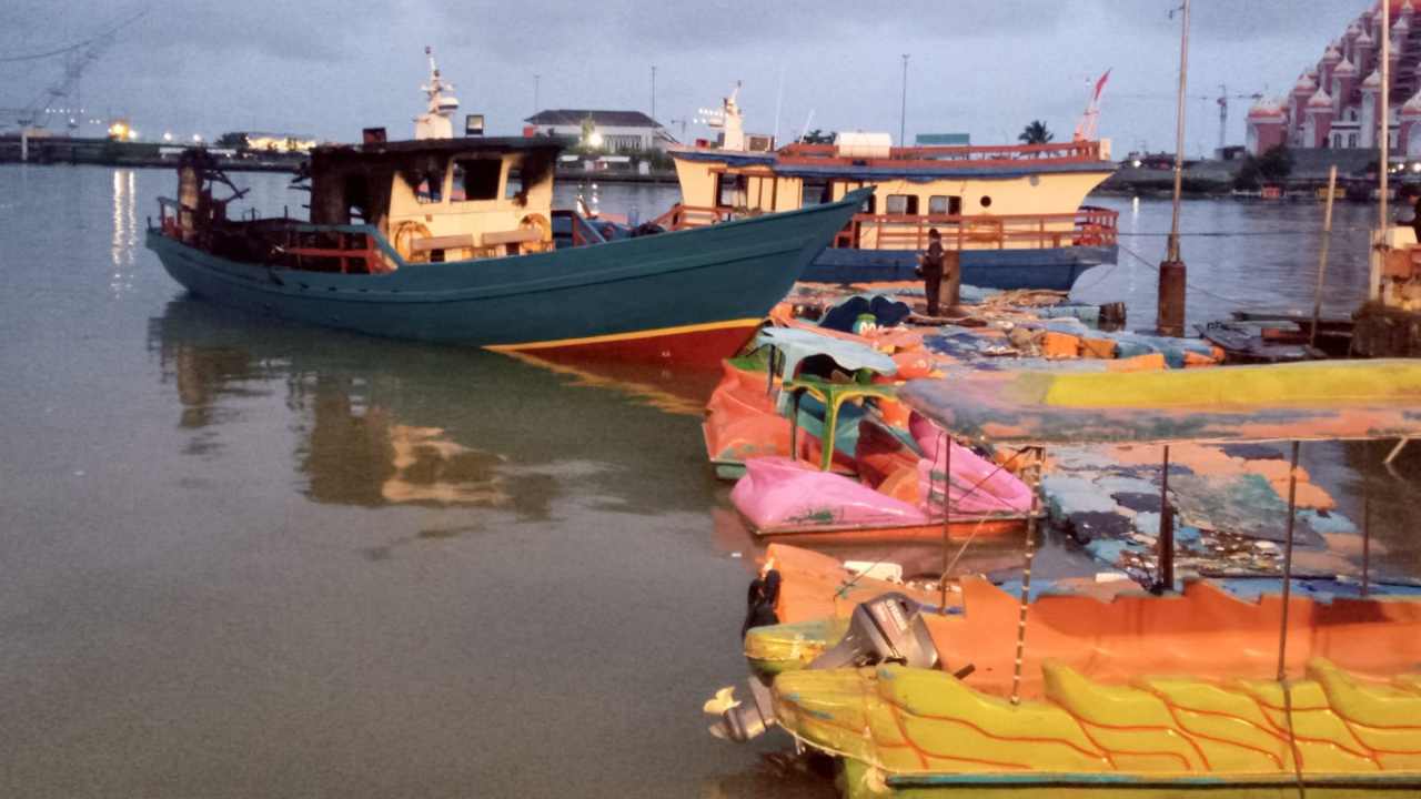 Kapal Milik Dishub Sulsel Terbakar di Pantai Losari