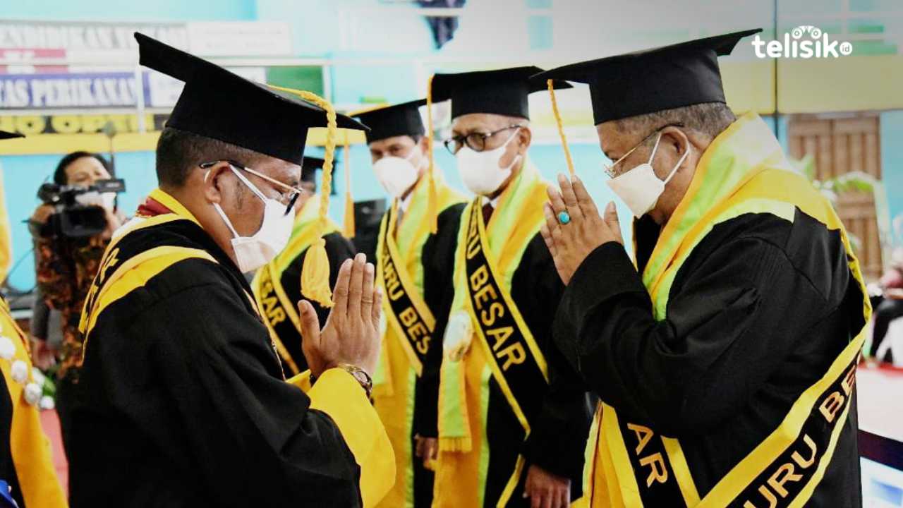 Kukuhkan 4 Guru Besar FKIP, Rektor UHO Harap Bisa Lahirkan Karya Ilmiah