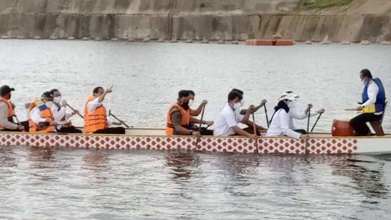 Presiden Joko Widodo keliling Bendungan Ladongi Gunakan Perahu Naga