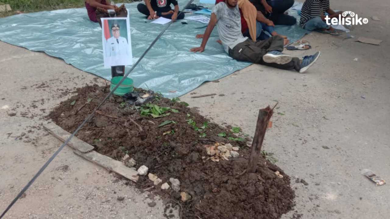 Protes Jalan Rusak, Warga Butur Buat Replika Kuburan Gubernur Ali Mazi