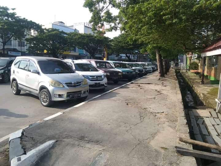 Warga Protes Badan Jalan Dijadikan Lahan Parkir, Dishub Kendari Jangan Tinggal Diam