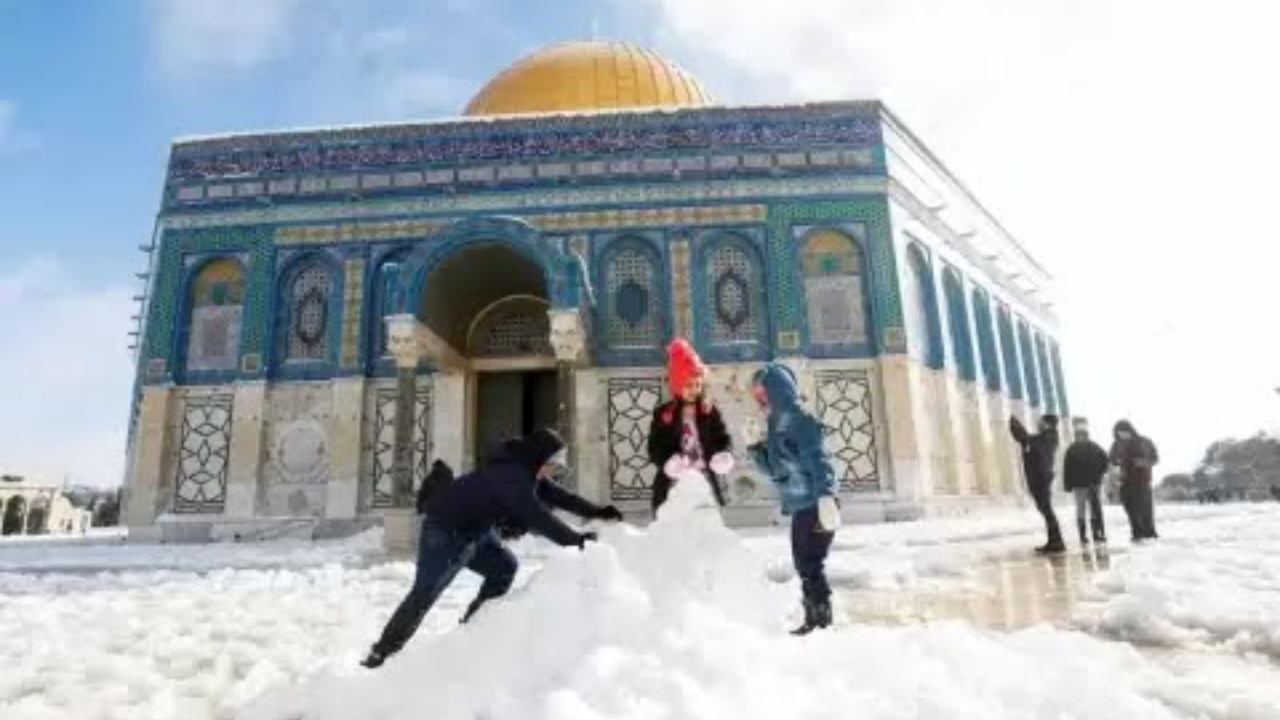 Yerusalem dan Masjid Al-Aqsa Diselimuti Salju Langka