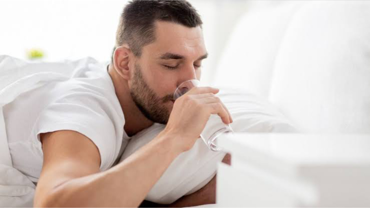 Jangan Lupa Minum Air Putih Saat Bangun Tidur, Ini Manfaatnya