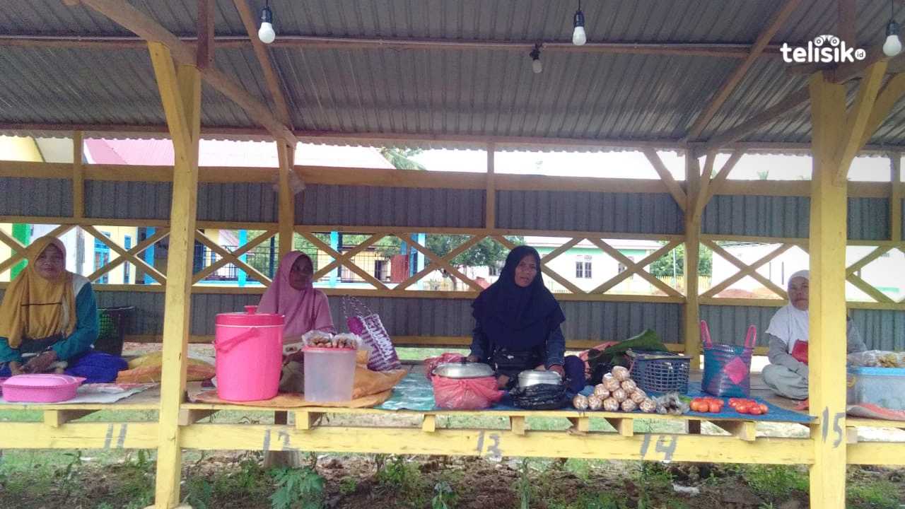 Pasar Sore Simpang Tiga Kampane Mubar Menyajikan Makanan Khas Muna