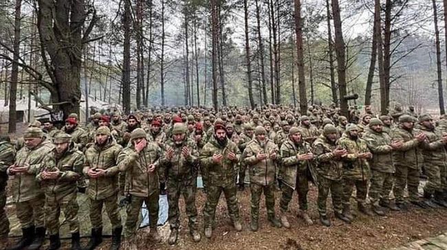 Militer Ukraina Olesi Peluru Pakai Lemak Babi untuk Lawan Tentara Muslim Chechnya