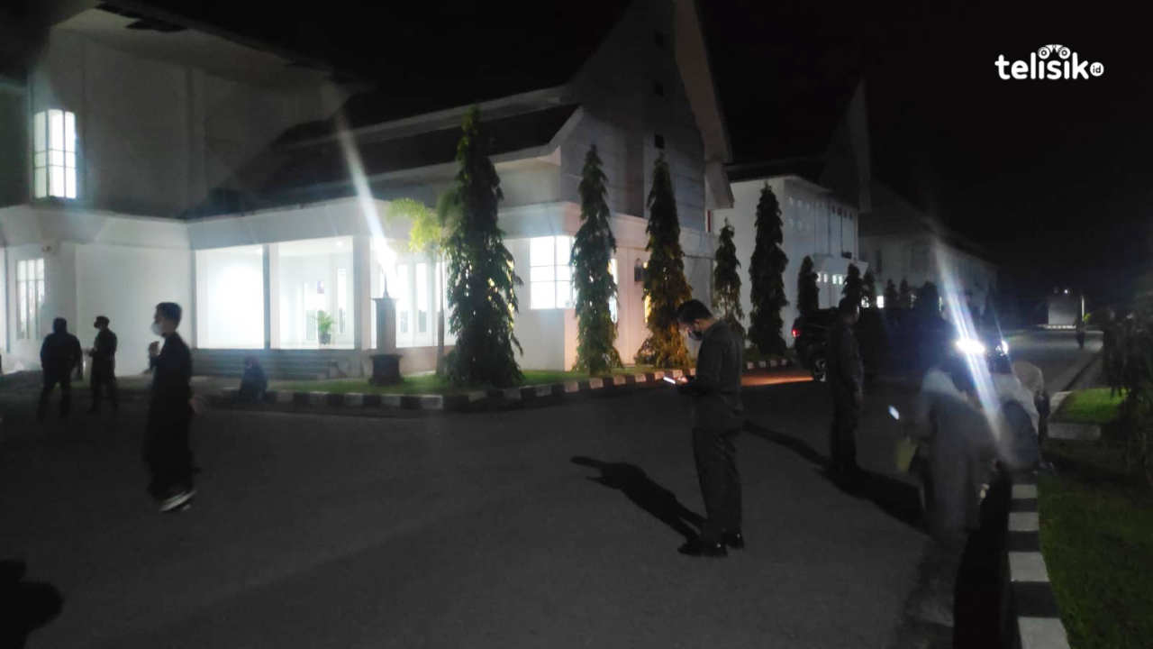 Peserta Rapat Paripurna DPRD Kendari Berlarian Keluar Gedung Saat Gempa