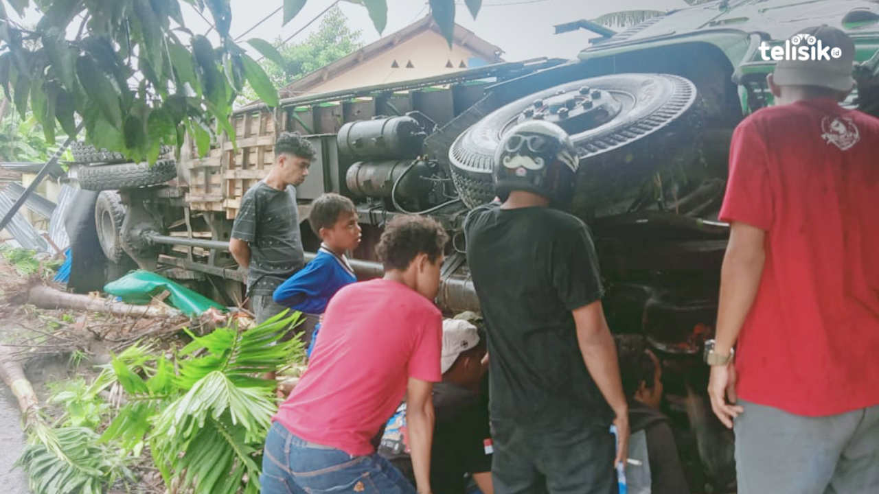 Rem Blong, Mobil Bermuatan Rumput Laut Terbalik di Baubau
