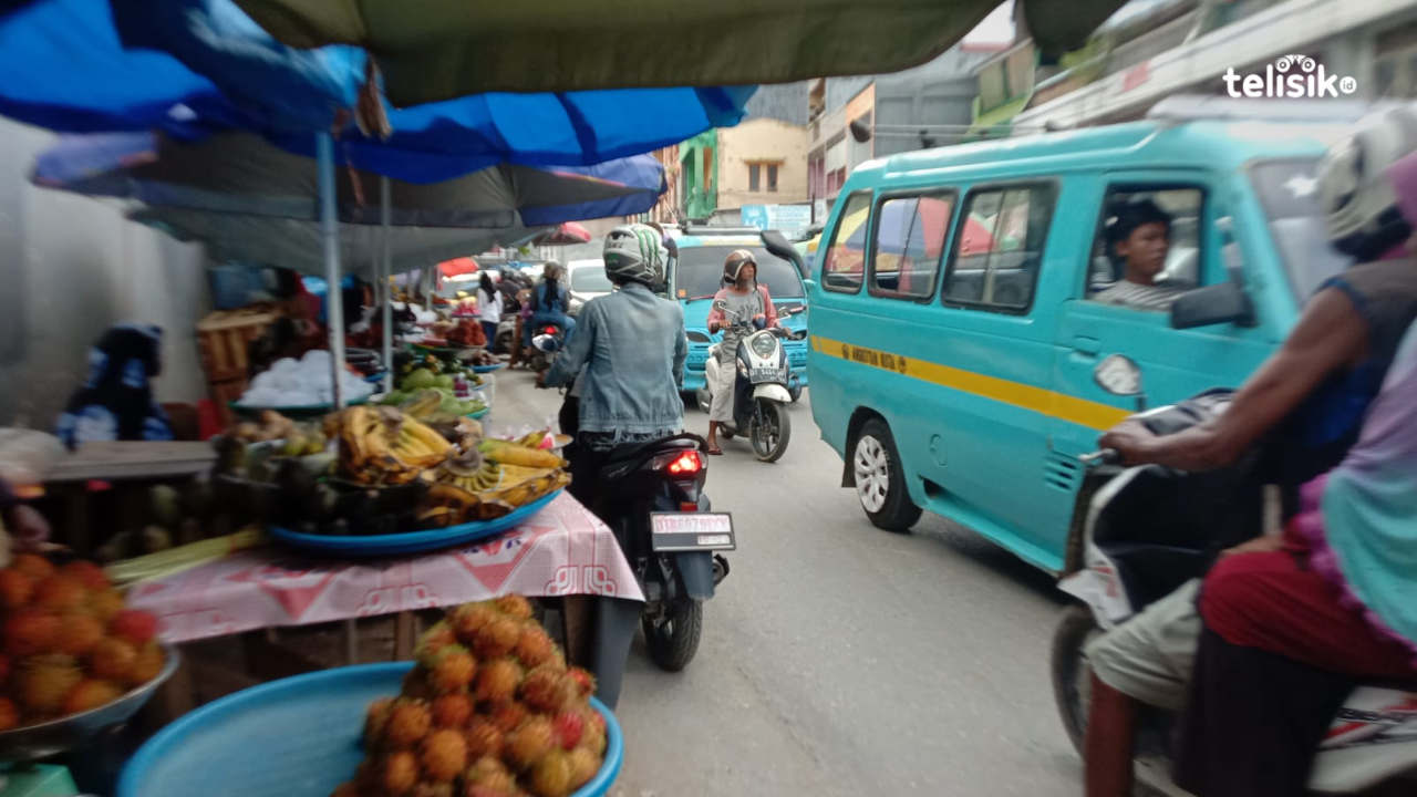 Area Pasar Basah Mandonga Kendari jadi Langganan Macet Jelang Berbuka Puasa