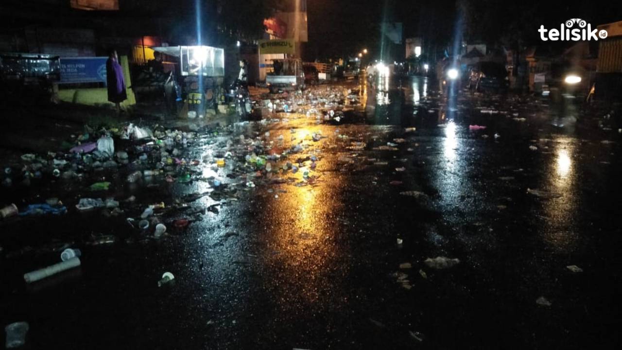 HUT Kota Kendari Diwarnai Sampah Berserakan di Jalan