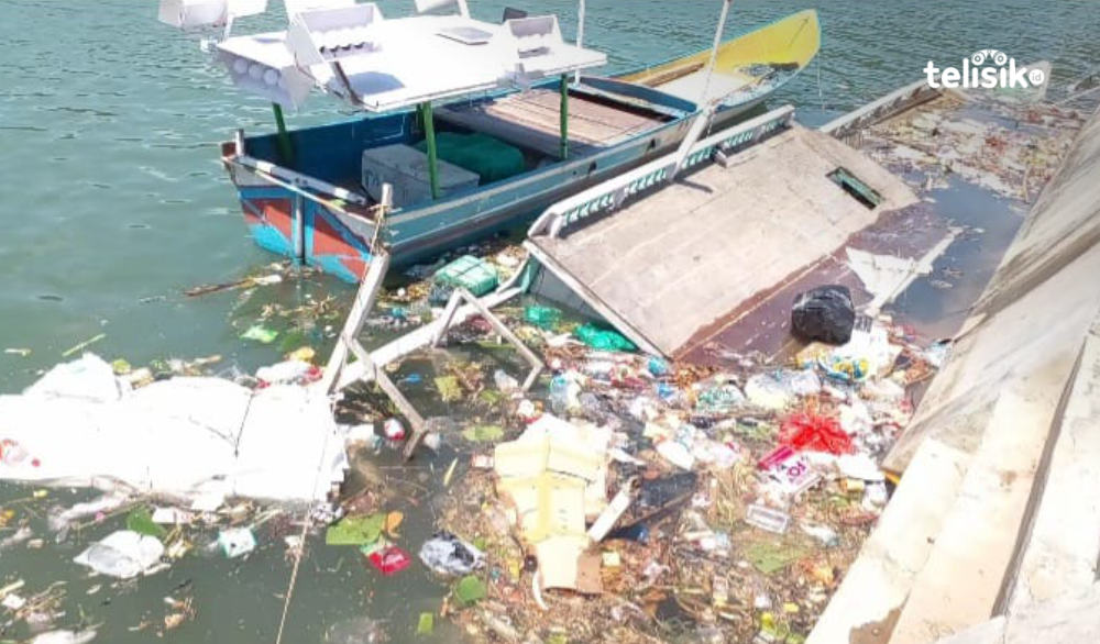 Jijik, Tambatan Perahu di Reok Manggarai Dicemari Sampah dan Kotoran Manusia