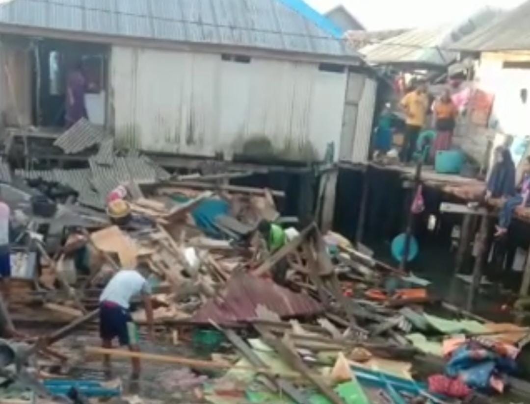 Rumah Warga di Pesisir Pantai Roboh, Kerugian Puluhan Juta Rupiah