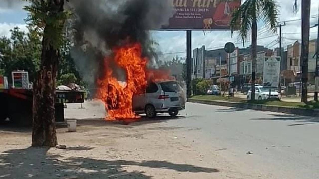 Karyawan dan Warga Panik, Mobil Terbakar di SPBU