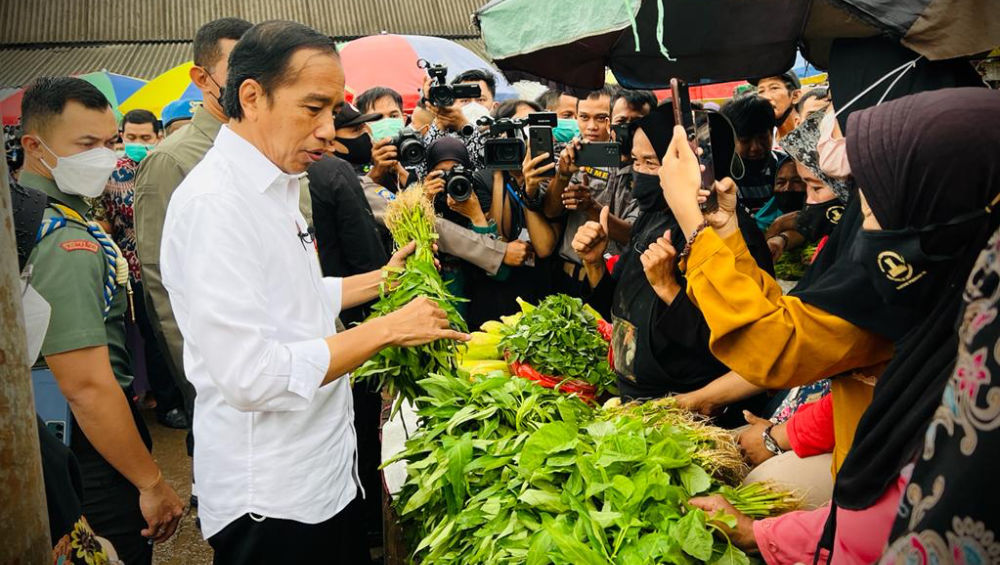 Presiden Jokowi Serahkan Bantuan Sosial PKH dan Cek Harga Minyak Goreng di Serang Banten