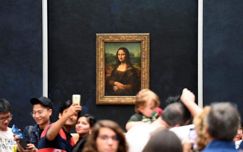 Pria Ini Lempari Lukisan Mona Lisa dengan Kue, Menyamar Jadi Nenek