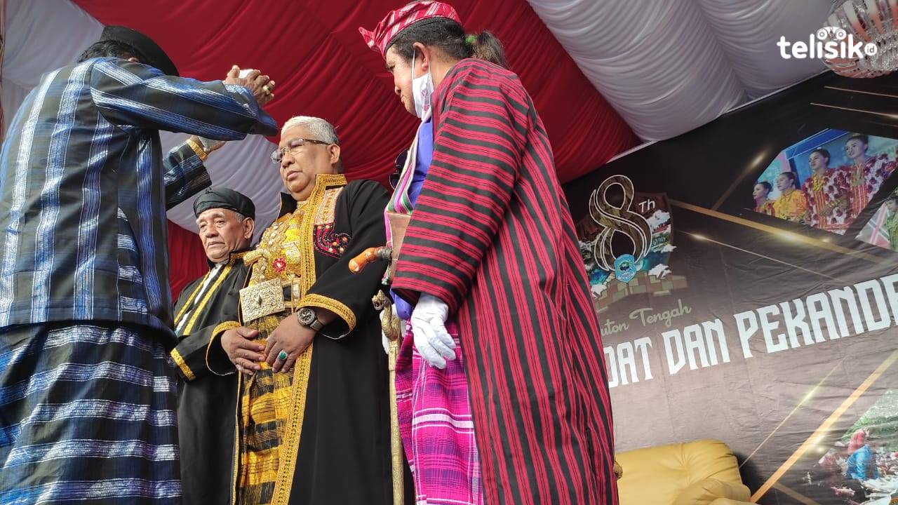 Gubernur Ali Mazi Diberi Gelar Omputo Lakino Liwu Pancana oleh Tokoh Adat Buteng