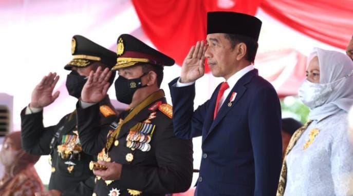 Hari Bhayangkara ke-76, Jokowi  Anugerahkan Bintang Bhayangkara Nararya Bagi Tiga Personel Polri