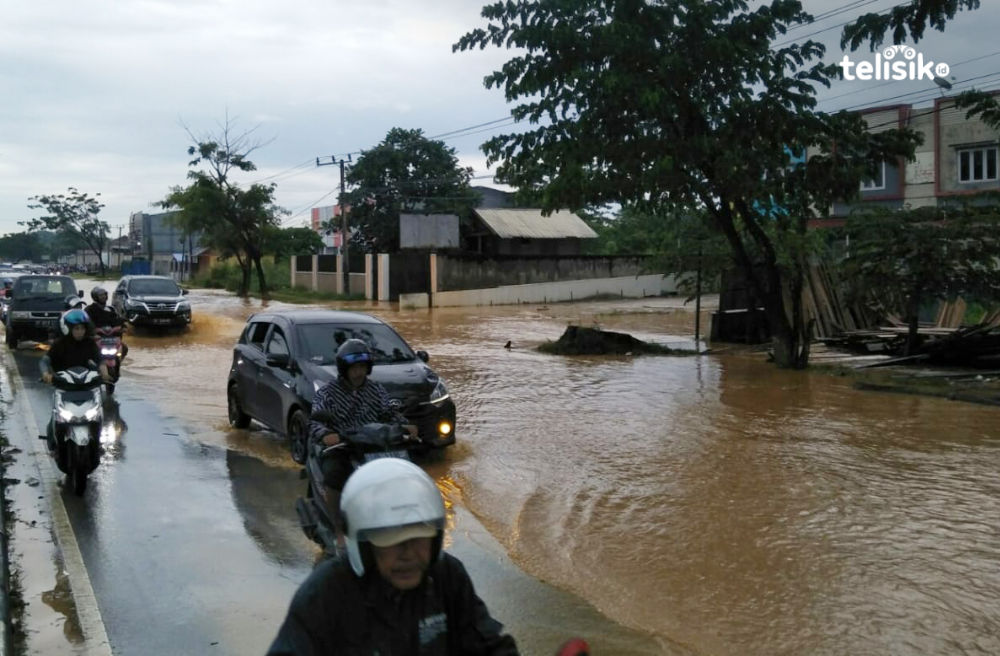 Ratusan Kendaraan Terjebak Macet akibat Banjir