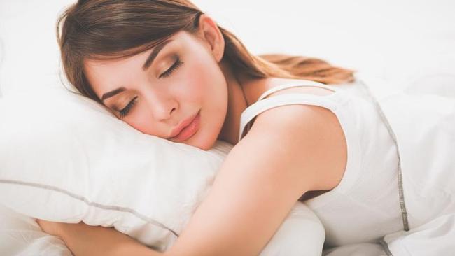 Sering Diabaikan, Ini 9 Efek Buruk Tidak Membersihkan Makeup Sebelum Tidur