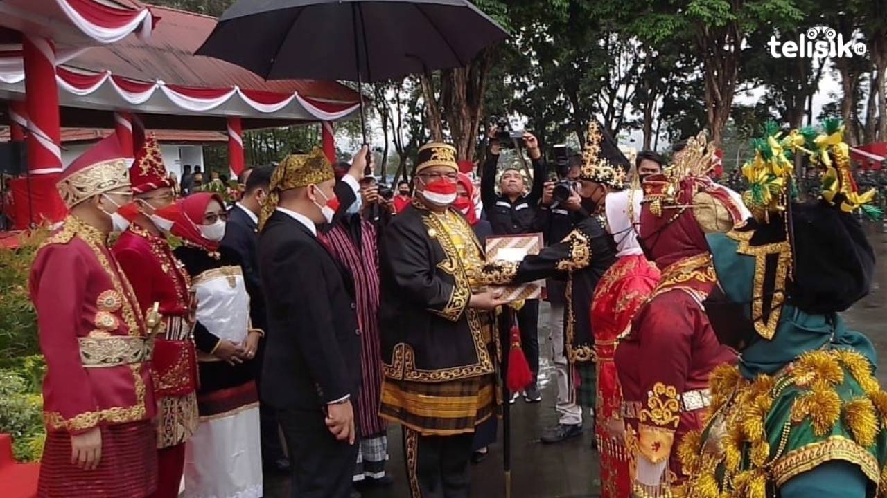 Gubernur Ali Mazi Kenakan Pakaian Adat Kesultanan Buton di HUT ke-77 RI