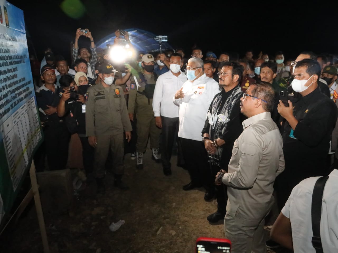 Menteri Pertanian Syahrul Yasin Limpo dan Petani Konawe Selatan Tanam Padi Malam Hari