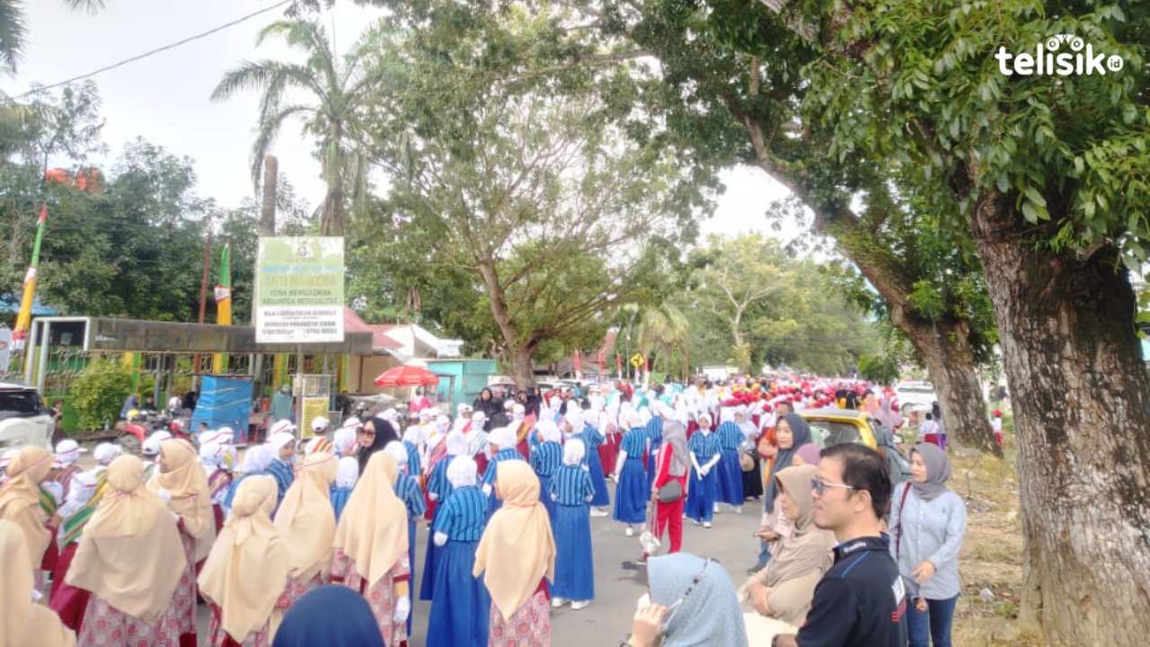 Ratusan Siswa SD dan SMP se-Kota Kendari Ikut Gerak Jalan Indah Meriahkan HUT ke-77 RI