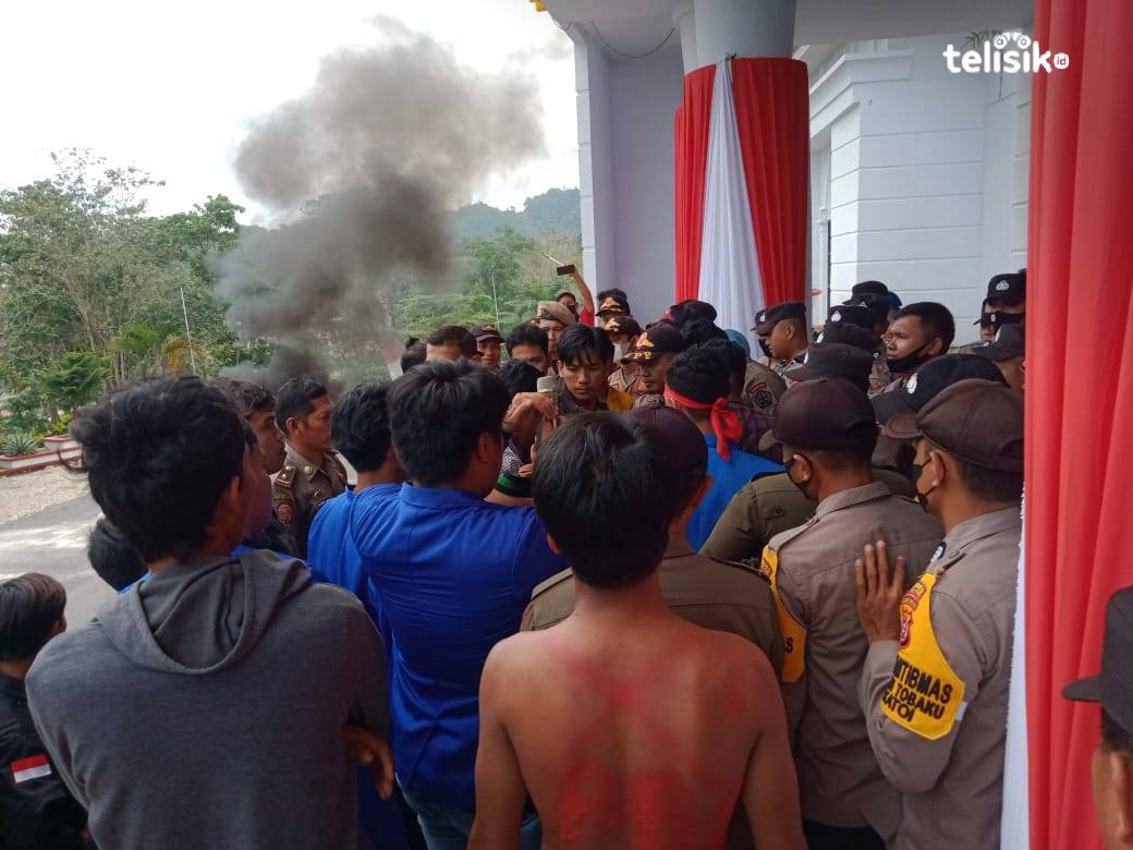 Demo Kenaikan BBM di Kolaka Utara Ricuh, Massa Duduki Gedung DPRD