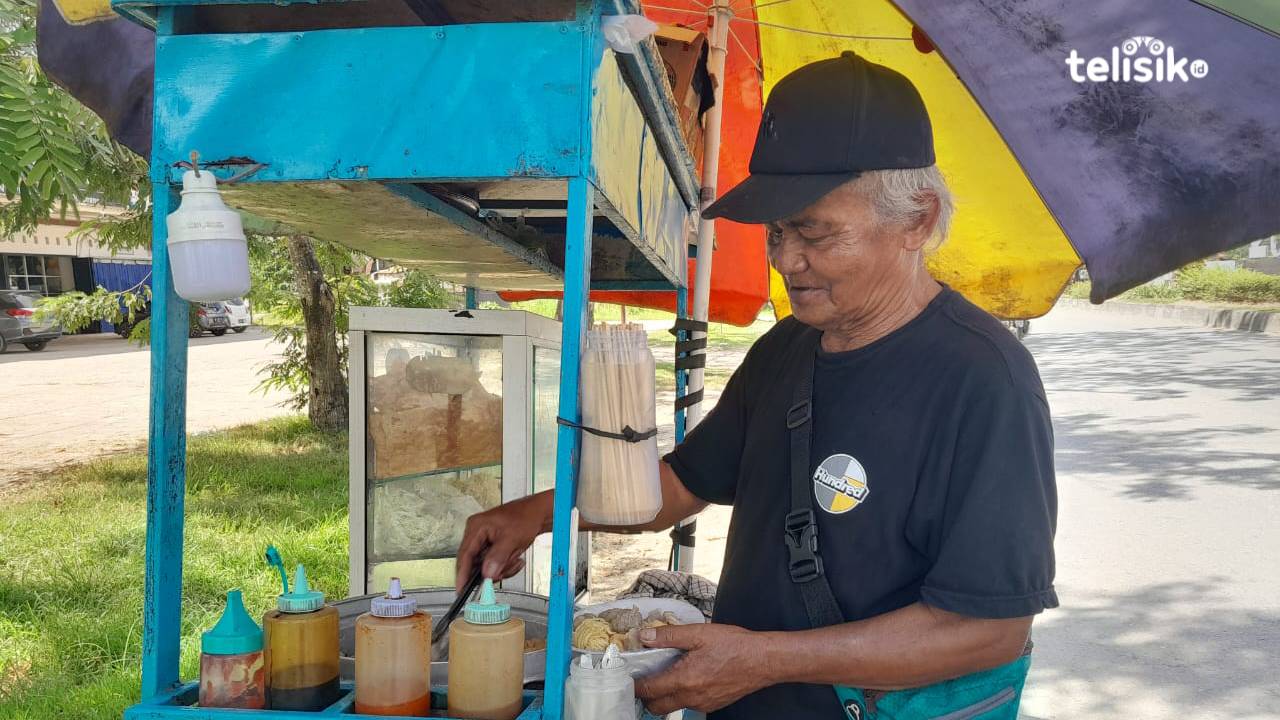 Kakek 70 Tahun Rela Dorong Gerobak Bakso Demi Nafkah Keluarga