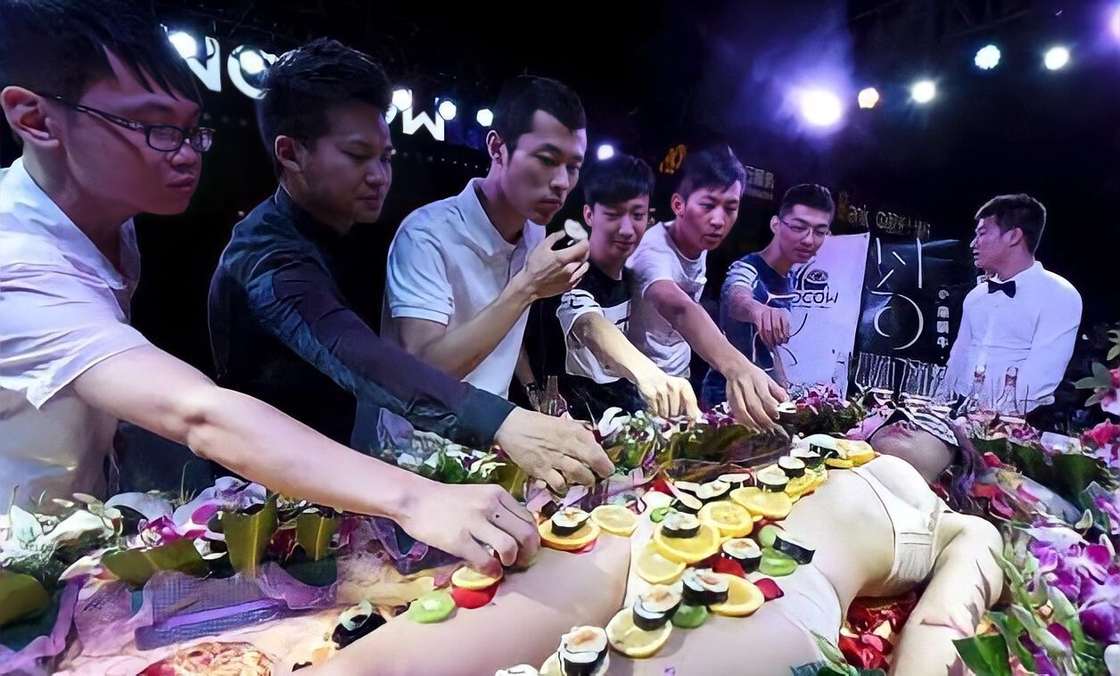 Nyotaimori, Tradisi Unik Makan Sushi di Atas Tubuh Wanita Tanpa Busana
