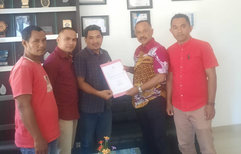 PDIP Manggarai Barat Beri Mahasiswa Beasiswa KIP dari Hugo Parera