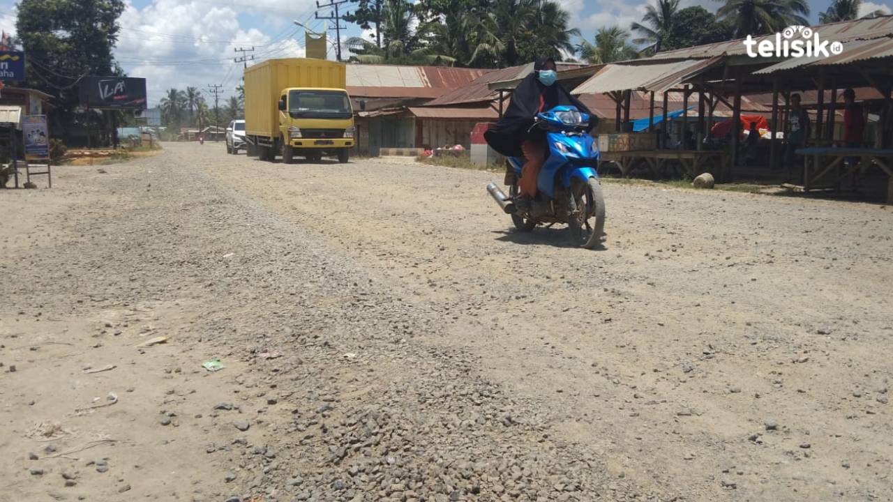 Rusak Parah, Jalan Poros Ladongi Tak Kunjung Diperbaiki