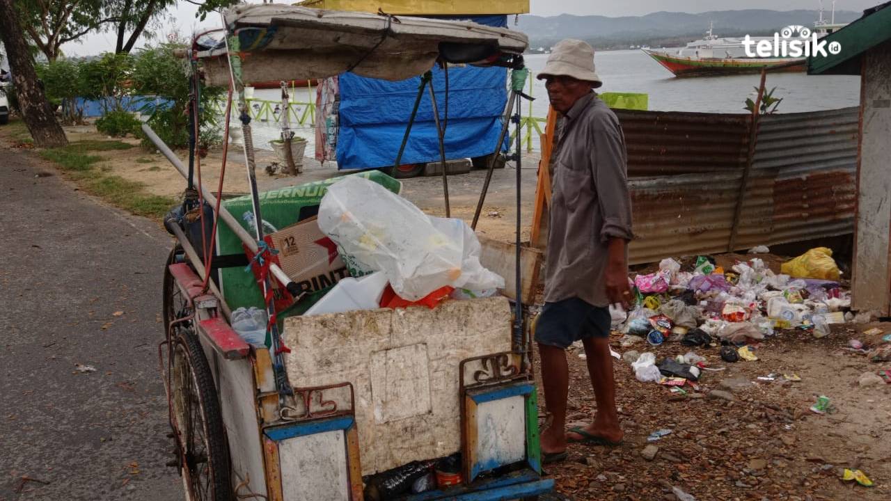 Tinggal di Gubuk Bocor, Kakek 70 Tahun Ini Bertahan Hidup dari Sampah