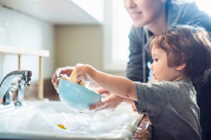 5 Cara Jitu Bikin Anak Mau Bantu Pekerjaan di Rumah