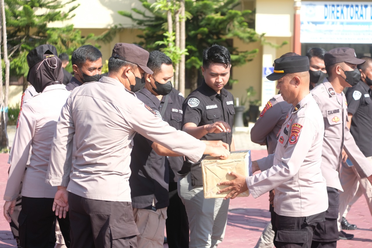 Personel Polda Sulawesi Tenggara Bantu Korban Gempa Cianjur