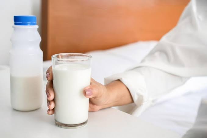 Simak 7 Manfaat Minum Susu Sebelum Tidur