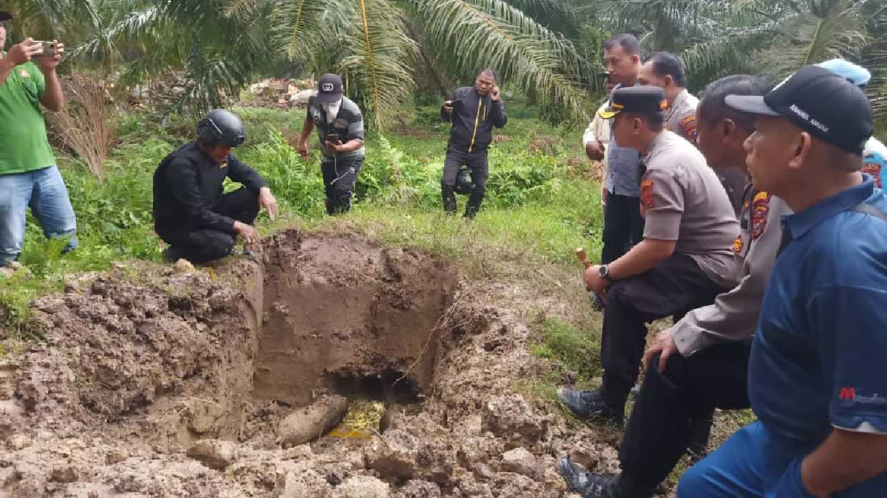 Warga Heboh, Mortir Raksasa Aktif Ditemukan di Perkebunan