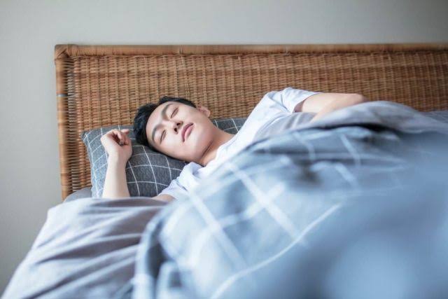 5 Manfaat Tidur Tanpa Bantal, Wajib Dicoba